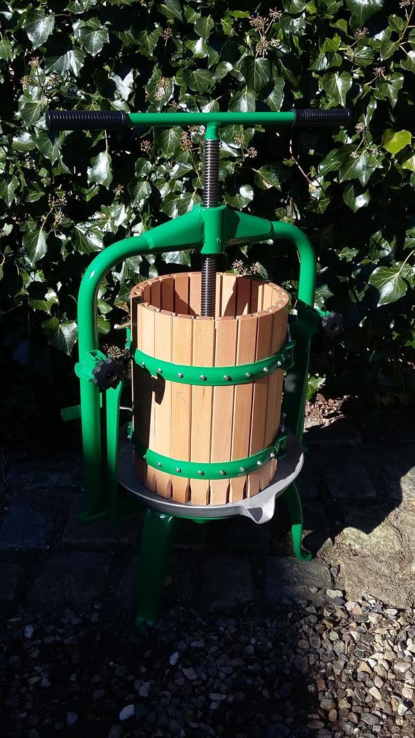 Fruktpress / äppelpress, 20 liter, öppningsbar. Mått: H: 750 mm. Korgdiam.: 250 mm.